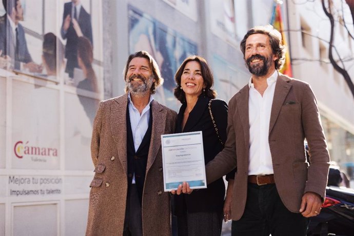 Los responsables de la cadena hotelera Stayingvalencia Ana Gil, Ezequiel Tiscornia y Pepe Castelló posan junto al certidicado 'S Sostenibilidad Turística' de ICTE