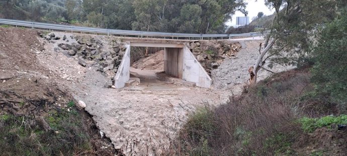 Puente sobre el arroyo de la Parra de la A-406 en el término municipal de El Saucejo, en Sevilla.
