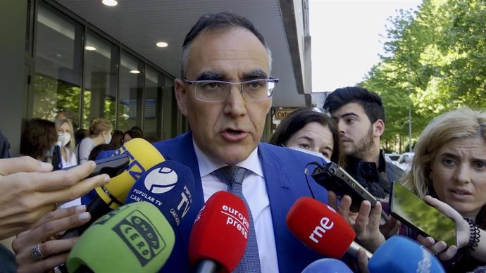 Archivo - El consejero de Sanidad de Cantabria, Raúl Pesquera