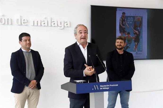 El vicepresidente cuarto y diputado de Deportes, Cristóbal Ortega, ha presentado el evento junto al primer teniente de alcalde de Manilva, Diego José Jiménez; el presidente de la Federación Andaluza de Baloncesto y el vicepresidente y delegado en Málaga.