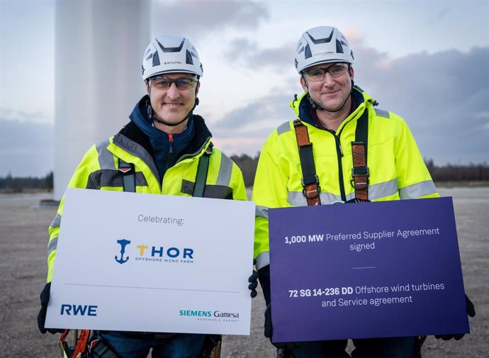 Sven Utermhlen, CEO de RWE Offshore Wind (izda.) y Marc Becker, CEO del negocio offshore de Siemens Gamesa (dcha.) en sterild (Dinamarca).