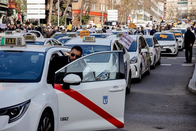 Decenas de taxistas participan en una marcha de la Federación Profesional del Taxi de Madrid (FPTM) para protestar contra el nuevo reglamento de la Comunidad de Madrid