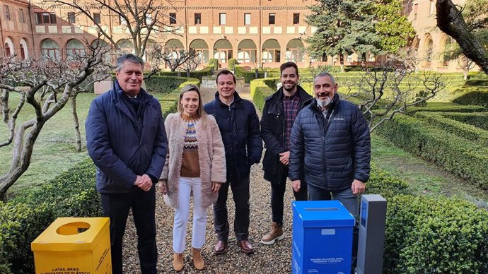 El concejal de Desarrollo Urbano, Luis Miguel García Copete, y representantes de la Escuela de Formación Profesional San Francisco.