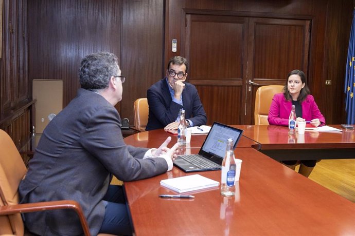 La consejera de Turismo, Industria y Comercio del Gobierno de Canarias, Yaiza Castilla (d), en una reunión para abordar la reedición de los bonos turístico y comercial en La Palma