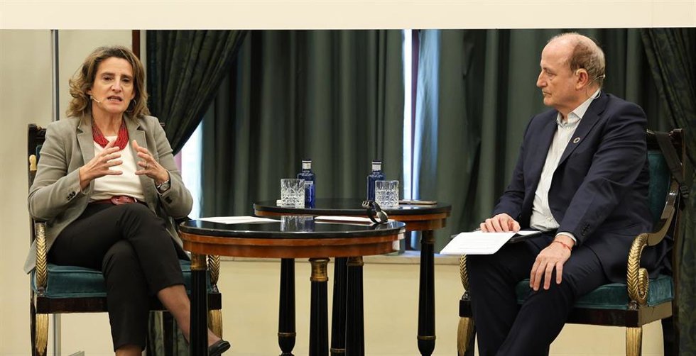 La vicepresidenta tercera y ministra para la Transición Ecológica y el Reto Demográfico, Teresa Ribera y el ex ministro de Industria, Turismo y Comercio de España, Miguel Sebastián, participan en un desayuno informativo, en el Hotel Intercontinental, a 