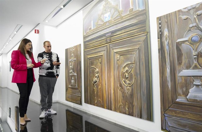 La Diputación de Valladolid inaugura la exposición La Puerta en Valladolid de Marcos Gutiérrez.