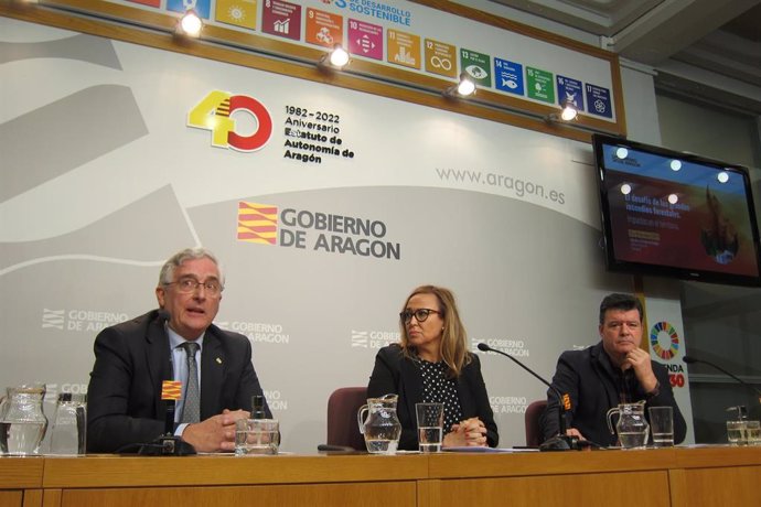 Joaquín Olona, Mayte Pérez y Javier Allué presentan el foro 'El desafío de los grandes incendios forestales. Impactos en el territorio'.