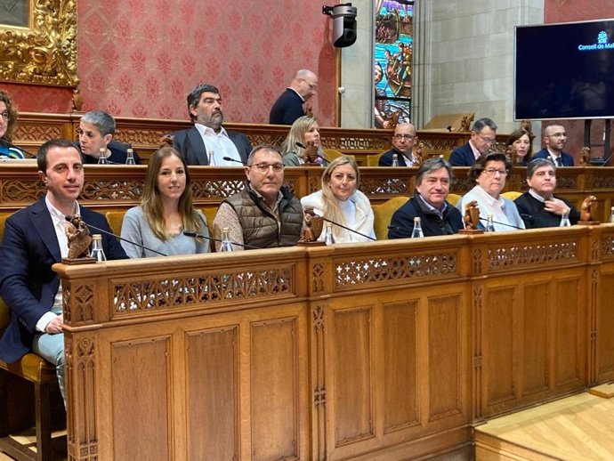 En primera fila, consellers del PP en el Consell de Mallorca.