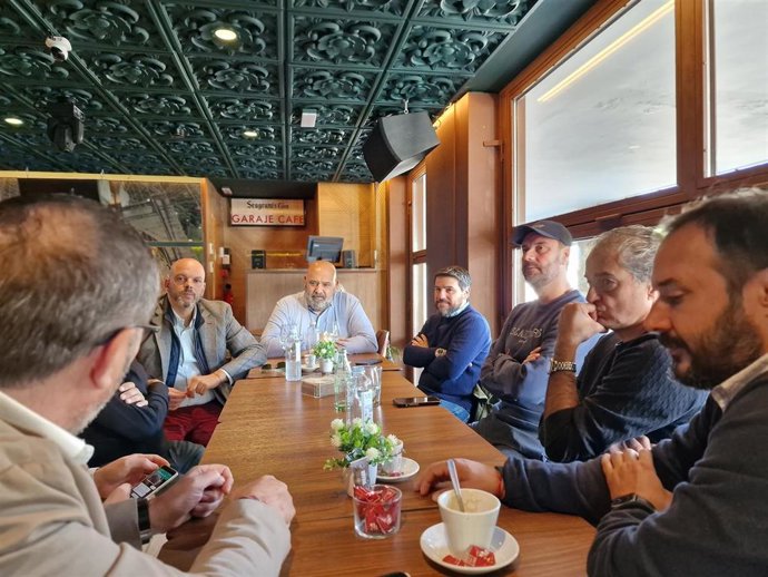 El presidente del PP de Palma, Jaime Martínez, durante la reunión con comerciantes del Paseo Marítimo.