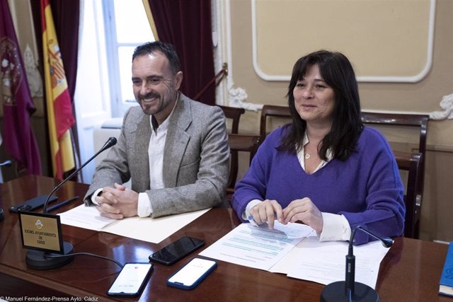 El concejal de Hacienda y presidente de Eléctrica de Cádiz, José Ramón Páez, y la concejala de Asuntos Sociales, Helena Fernández.