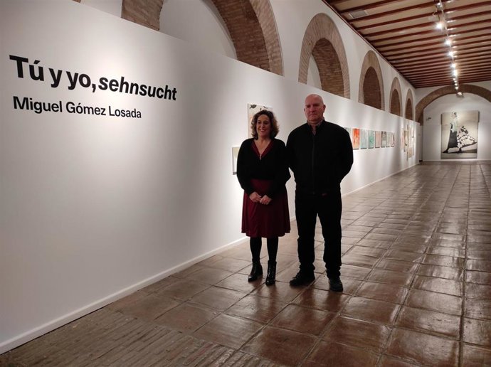 Presentación de la exposición 'Tú y yo, sehnsucht', con el artista Miguel Gómez Losada y la delegada de Cultura de la Diputación, Salud Navajas.