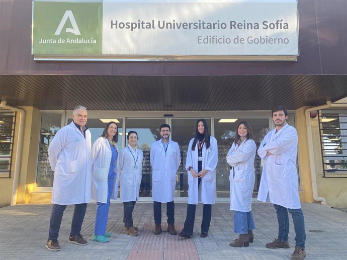 Equipo de profesionales del Reina Sofía que ha utilizado cirugía robótica radioguiada para extirpar un tumor de difícil acceso.