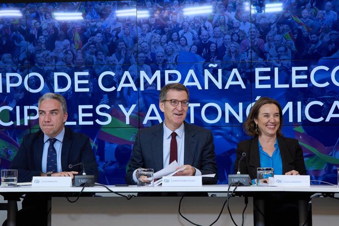 (I-D) El coordinador general y director de campaña, Elías Bendodo, el presidente del PP nacional, Alberto Núñez Feijóo, y la secretaria general del PP, Cuca Gamarra, en la reunión del Equipo de Campaña para las próximas Elecciones Municipales y Autonómi