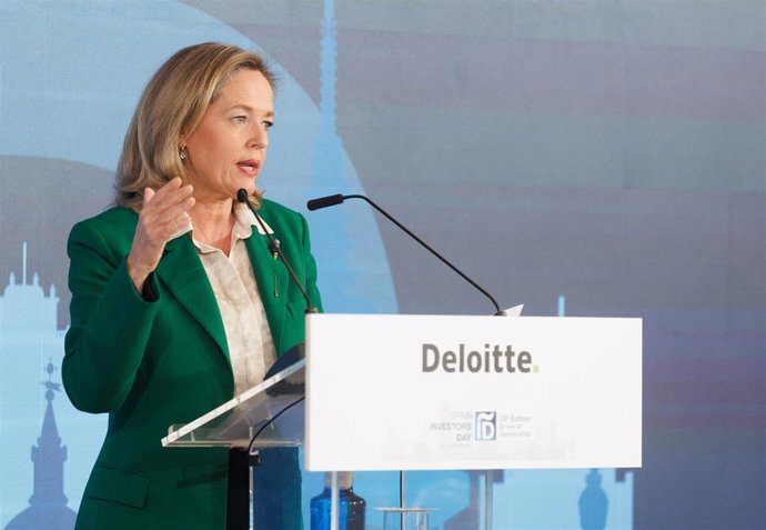 La vicepresidenta primera y ministra de Asuntos Económicos y Transformación Digital, Nadia Calviño, durante el almuerzo-coloquio en la XIII Edición del Foro Spain Investors Day en el Hotel Mandarín Oriental Ritz, a 12 de enero de 2023, en Madrid (España