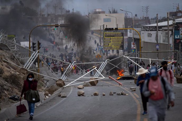 Archivo - Manifestantes bloquean una carretera en Arequipa, Perú