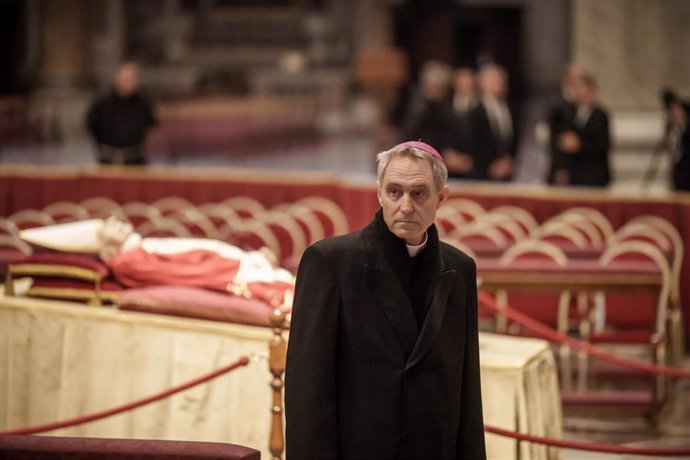 El arzobispo Georg Gnswein en la capilla ardiente del Papa emérito Benedicto XVI.