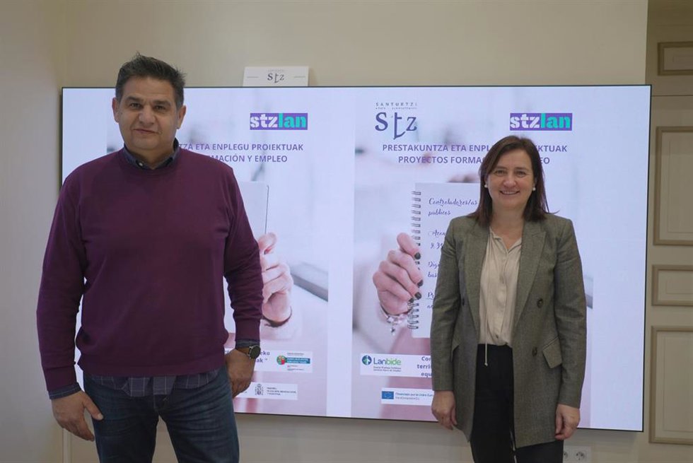 La alcaldesa de Santurtzi, Aintzane Urkijo, el concejal de Impulso Económico, Juan Andrade, presentan el nuevo plan de empleo del municipio.