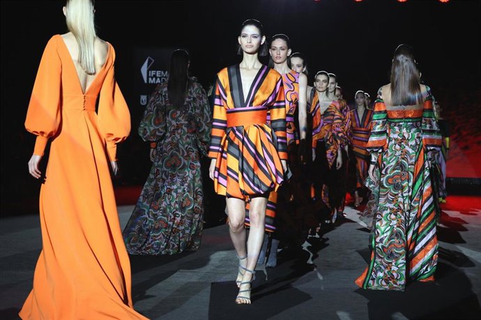 Archivo - Una modelo desfila para Hannibal Laguna durante la Mercedes Benz Fashion Week celebrada en Ifema, a 11 de marzo de 2022, en Madrid (España). ARCHIVO