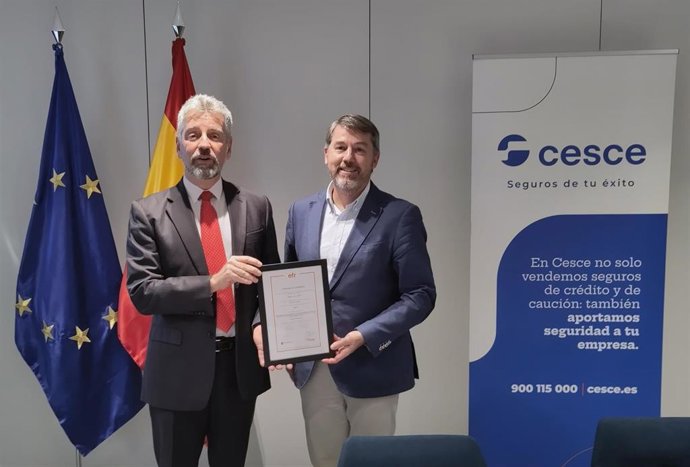 La Fundación Másfamilia entrega a Fernando Salazar, presidente de Cesce, la certificación B+ como empresa proactiva