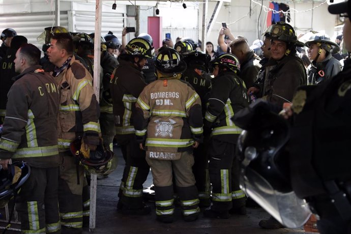 07 January 2023, Mexico, Mexico City: Firefihters work at the scene after two cabins of the public transport service collided at the La Raza station of the Mexico City Metro. Photo: Luis Barron/eyepix via ZUMA Press Wire/dpa