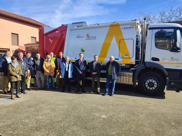 Autoridades en el acto de entrega oficial del nuevo camión para la recogida de residuos en la mancomunidad Alto Águeda (Salamanca).