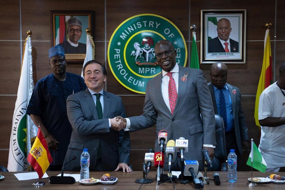 El ministro de Asuntos Exteriores, Unión Europea y Cooperación, José Manuel Albares (i), estrecha la mano del ministro de Petróleo de Nigeria, Timipre Sylva (d)