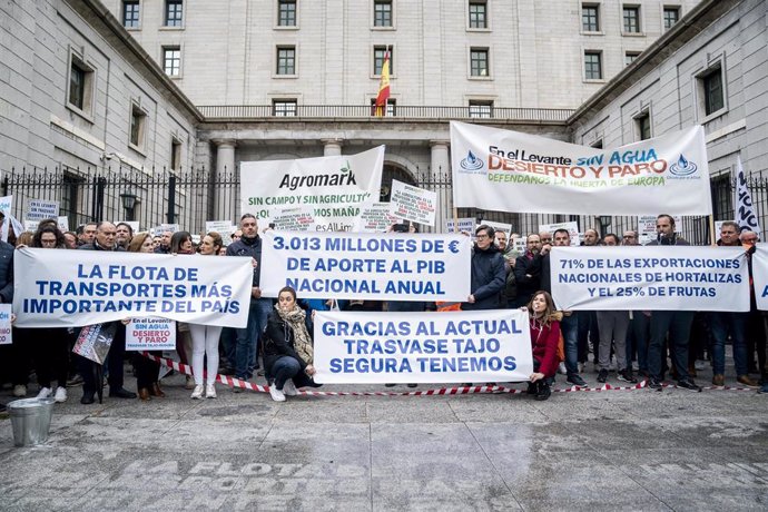 Varias personas protestan con pancartas en la manifestación por la defensa del trasvase Tajo Segura ante la sede del Ministerio de Transición Ecológica y el Reto Demográfico, a 11 de enero de 2023, en Madrid (España). La plataforma del Círculo por el Ag