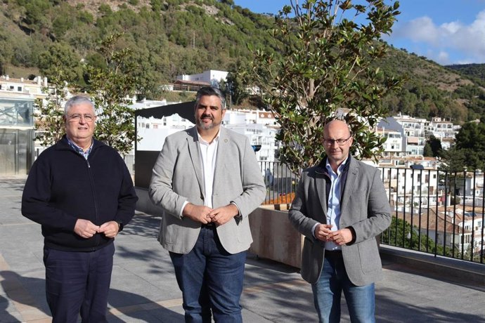 El alcalde de Mijas, Josele González y el primer teniente de alcalde y edil de Turismo, José Carlos Martín, han detallado las líneas de trabajo que el departamento lleva a Fitur.