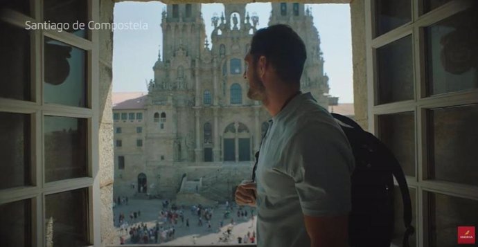 El judoka Niko Shera en la Praza do Obradoiro durante el nuevo vídeo de instrucciones a bordo de Iberia