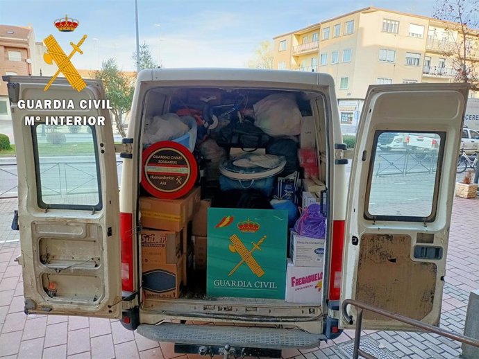 Furgoneta con parte del material entregado por la Guardia Civil al centro 'Ave María' de Salamanca.