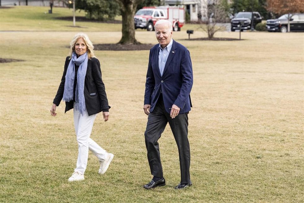Joe Biden, presidente de Estados Unidos, junto a la primera dama