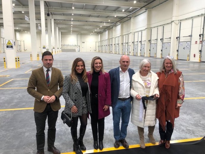 La alcaldesa de Alcalá de Guadaíra, Ana Isabel Jiménez, el delegado de Urbanism, Jesús Mora, y responsables de la empresa TXT en las nuevas instalaciones.