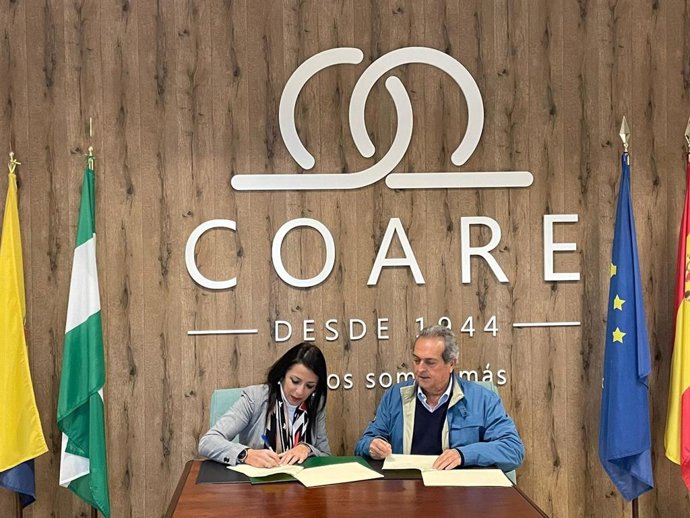 Marta Bosquet (izda.) durante la firma del convenio con Coare.