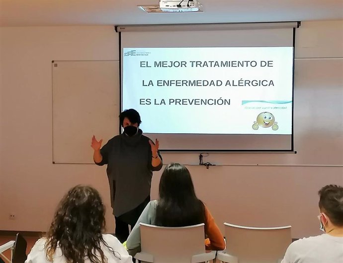 Profesionales de Alergología y enfermeras escolares comparten una sesión de trabajo sobre reacciones alérgicas.