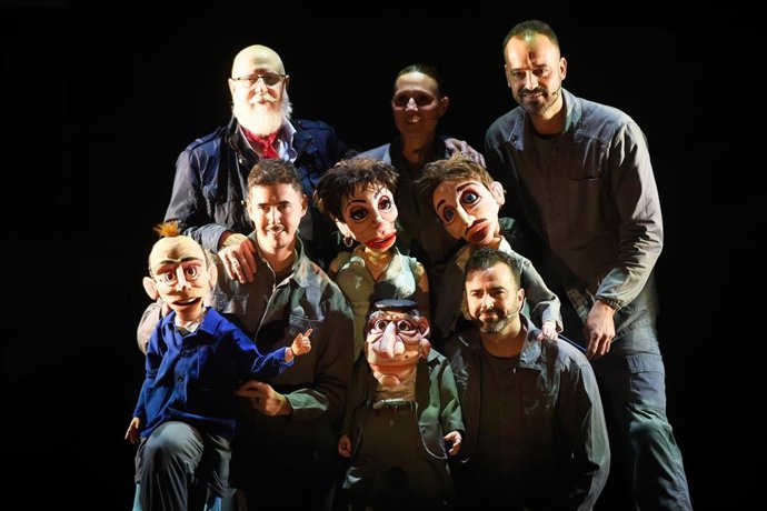 Pase gráfico de 'El Verdugo' con la asistencia del fundador de la compañía El Espejo Negro y director de la obra, Ángel Calvente.