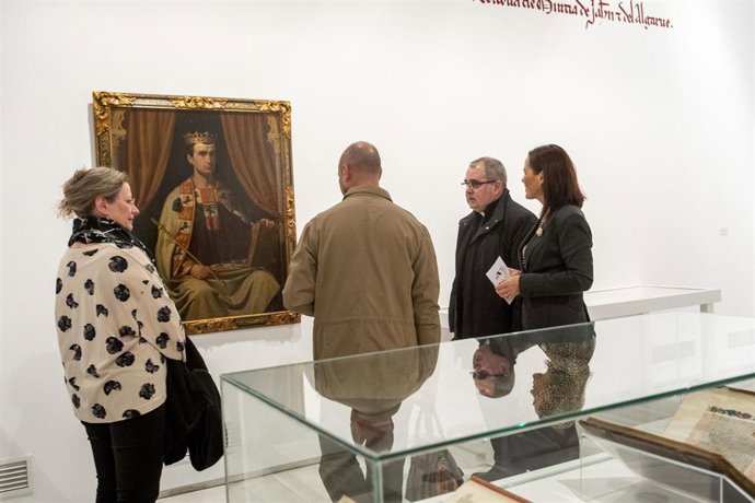 Archivo - Asistentes a la exposición dedicada a Alfonso X.