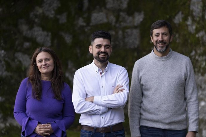 El coordinador de Podemos Galicia, Borja San Ramón (centro), la portavoz, Verónica Hermida (izquierda), y el diputado Antón Gómez-Reino (derecha).