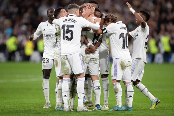 Archivo - Jugadores del Real Madrid celebran un gol ante el Cádiz en LaLiga Santander 2022-2023. 