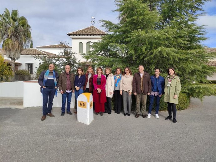 Trinidad Rus Molina (centro), ante la Comunidad Terapéutica de 'La Muela'.