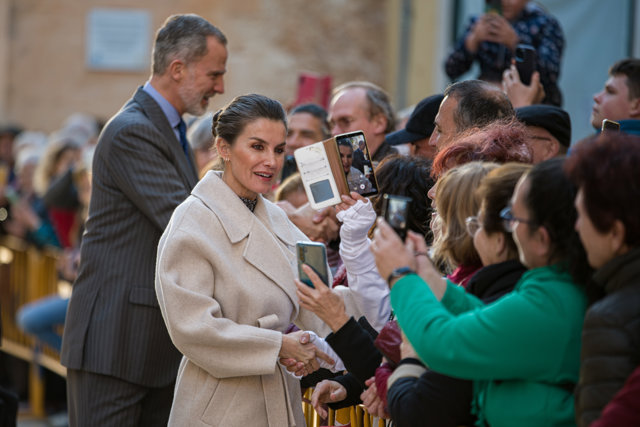 Los Reyes Felipe VI y Letizia saludan a varias personas a su llegada a Ciutadella. 