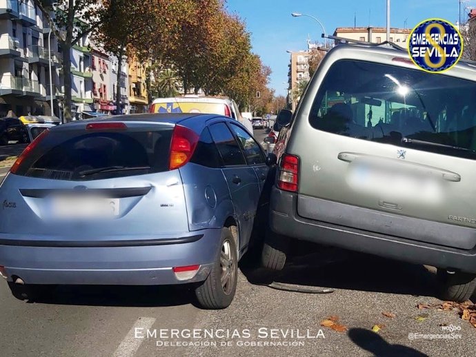 Colisión de un vehículo tras chocar con un turismo estacionado en la avenida Ciudad Jardín.