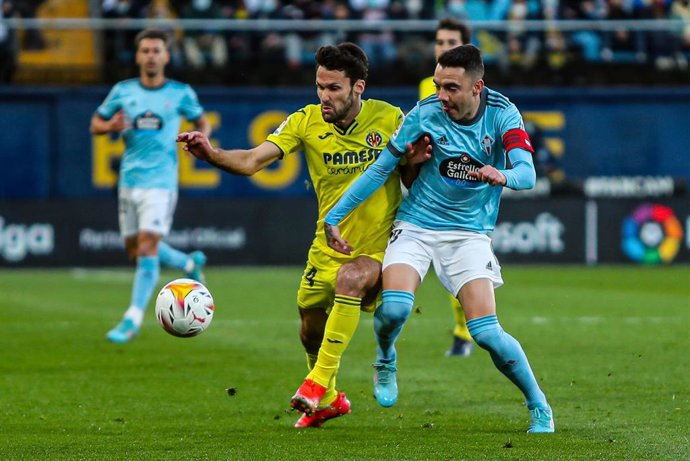 Archivo - El delantero del Celta Iago Aspas pugna por un balón con el lateral del Villarreal Alfonso Pedraza.