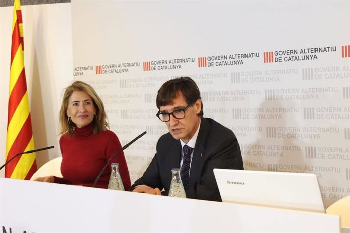 El primer secretario del PSC, Salvador Illa, durante un diálogo con la ministra de Transportes, Movilidad y Agenda Urbana, Raquel Sánchez, en Cardona (Barcelona).