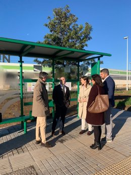 Casanueva (centro) y Torrico (izda.) en una de las nuevas marquesinas.