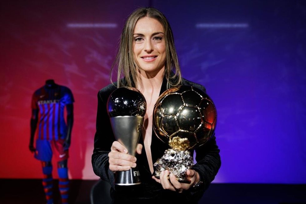 Archivo - Alexia Putellas posa con los trofeos del The Best y el Balón de Oro