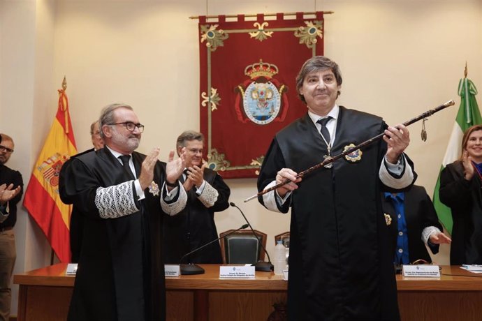 Óscar Fernández León toma posesión como decano de los abogados, en la sede del órgano colegial.