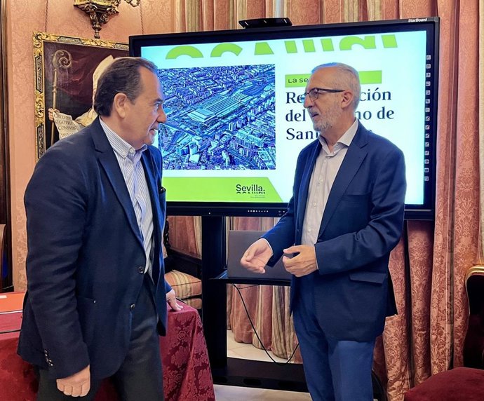 Archivo - El gerente de Urbanismo, Juan Carlos León, y el delegado de Hábitat Urbano y Cohesión Social, Juan Manuel Flores.