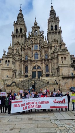 Celebración del 'Día da Morte Digna' en Galicia en la praza do Obradoiro el 12 de febrero