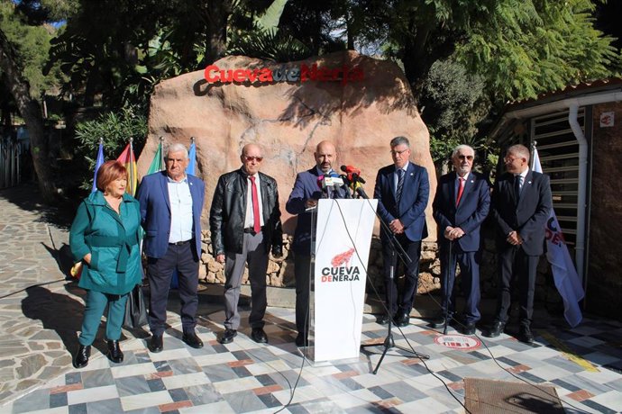 El acto del 64 aniversario ha sido presentado por, el presidente de la fundación, Javier Salas, y el vicepresidente de la misma, Alberto Armijo, junto a tres de de los descubridores originales de la gruta en 1959 y la viuda de uno de ellos.