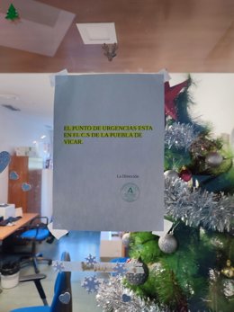 Cartel en el centro de salud de La Mojonera derivando urgencias a Vícar.